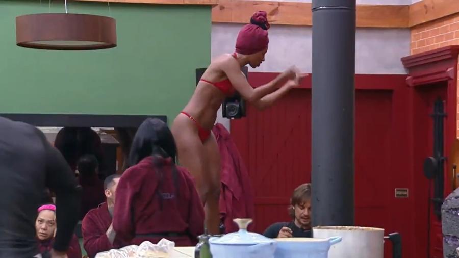 A Fazenda 18: Tina sobe na mesa e enfrenta Erthal
